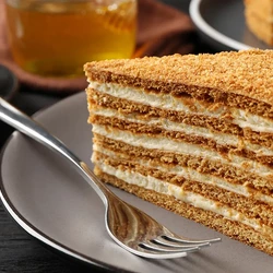 Готовим медовик: классический, наливной, в сковороде, самый быстрый. Плюс четыре варианта крема — читать на Gastronom.ru