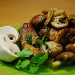 Cвинина с шампиньонами на сковороде
