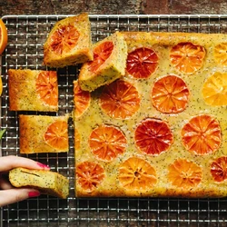 Hrnkový koláč na plech s kysanou smetanou, pomeranči a mákem - Proženy