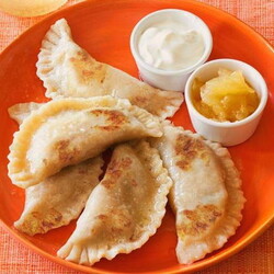 Замороженные вареники с картошкой жареные на сковороде