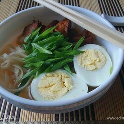 Японский суп «Рамэн». Ингредиенты: свинина, вода, чеснок