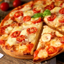 Пицца с ветчиной, помидорами черри и моцареллой