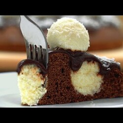 Шоколадный пирог с творожными шариками