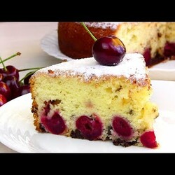 Пирог на кефире с вишней