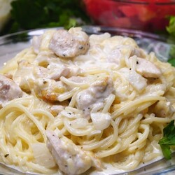 Спагетти с курицей в сливочно-сырном соусе
