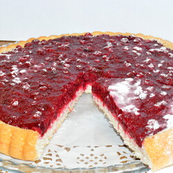 Бисквитный пирог с ягодами