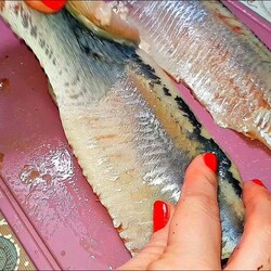 Как ПОЧИСТИТЬ СЕЛЕДКУ БЫСТРО и БЕЗ КОСТЕЙ за 1 МИНУТУ, Способ Проверенный ГОДАМИ