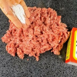 Я просто добавила соду в фарш и получились очень сочные колбаски / Рецепты Другой Кухни