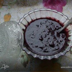 Шоколадное сливовое варенье с орехами. Ингредиенты: сливы, сахар, какао