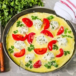 Омлет с творогом, сметаной и помидорами