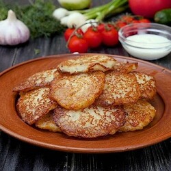 Настоящие драники — нежные внутри, с румяной корочкой, без муки и яиц!