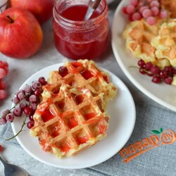 Творожные вафли с яблоком