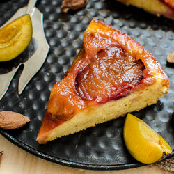 Пирог-перевертыш со сливами