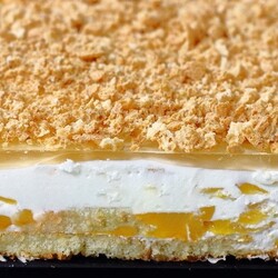 желейный торт из йогурта, банки консервированных фруктов и печенья