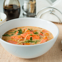 Суп из лосося с лапшой в тайском стиле