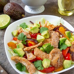 Мексиканский салат с острой свининой и авокадо