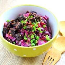 Как приготовить сытный свекольный салат с фасолью и сухариками