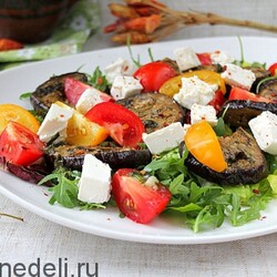 Рецепт салата из запеченных баклажанов, томатов и феты | Меню недели