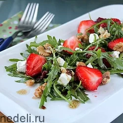 Салат с клубникой, рукколой и фетой