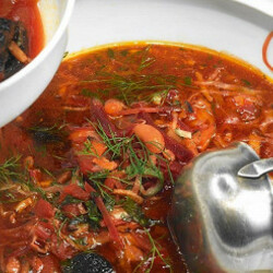 Борщ с черносливом, фасолью и копченой грудинкой