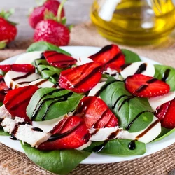 Салат со шпинатом, клубникой и моцареллой