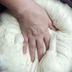 Для воздушного теста «легче облаков» кладу секретный ингредиент. Пеку с ним невесомые булочки и воздушные пирожки с любыми начинками | SM.News