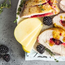 Филе индейки, фаршированное яблоками и ежевикой | Меню недели