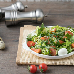 Салат с красной рыбой и перепелиными яйцами