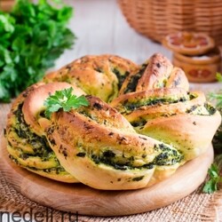 Булочка с зеленью и сыром