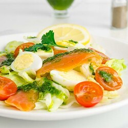 Салат из сёмги с перепелиными яйцами