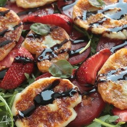 Как приготовить Салат с клубникой, томатами и халуми