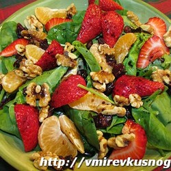 Рецепт салата из шпината с мандаринами и клубникой