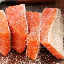 Можно ли заморозить соленую красную рыбу и каковы условия её хранения | Моя Кухня