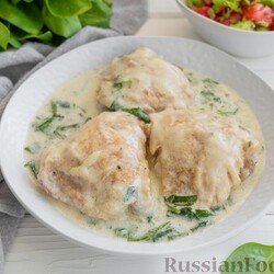 Рецепт: Куриные бёдрышки, тушенные в сливочном соусе со шпинатом на RussianFood.com