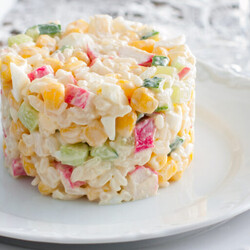 15 вкусных салатов с крабовыми палочками, которые стоит готовить - Лайфхакер