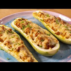 Видео -  Вкусные кабачки. Секрет вкуса фаршированных лодочек из кабачков.