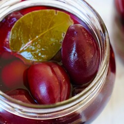 Маринованная слива с косточками
