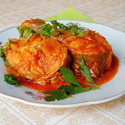 Рыба в томатном соусе с овощами и итальянскими травами