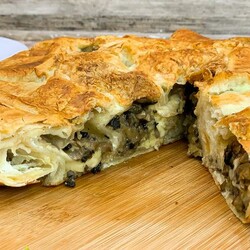 Пирог из лаваша с начинкой из грибов и сыра