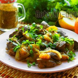 Куриеая печень с яблоками на сковороде