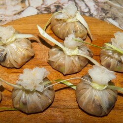 Мешочки с курицей и овощами