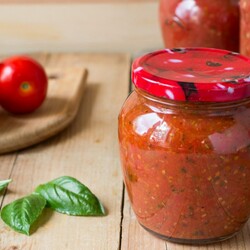 Томатный соус с базиликом, петрушкой и укропом на зиму