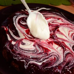 Творожный пирог со смородиной в мультиварке