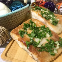 Жареная рыба с зелёным чесночным маслом