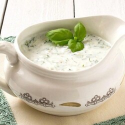 ​Соус из сметаны с чесноком и зеленью