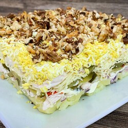 Салат с куриной грудкой - 9 слоев наслаждения