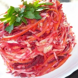 Салат "Пикантный" из свежей капусты и свеклы