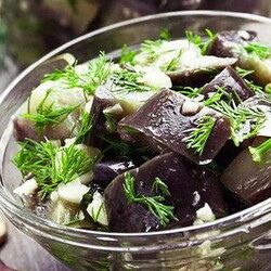 Закуска из отварных баклажанов с чесноком