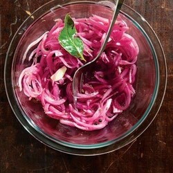 Маринованный красный лук