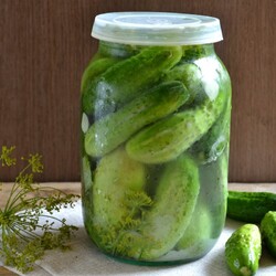 Маринованные огурцы под капроновой крышкой.